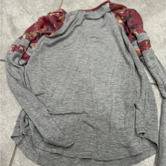 Womens Revine Brand Long Sleeve Gray Shirt W/ Floral Decals On Arms, Size Small - Picture 5 of 5